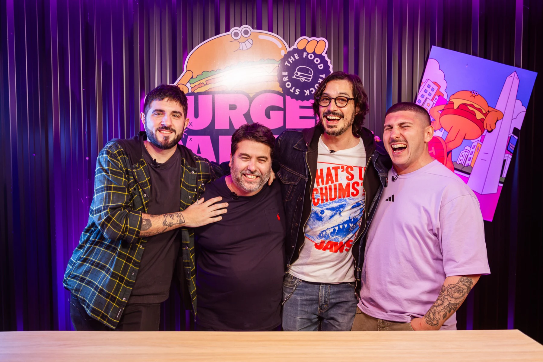 Los cuatro jurados de Camino al Burgerpalusa frente a la escenografía del evento